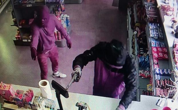 Momento del atraco capatados por las cámaras de seguridad/HOY