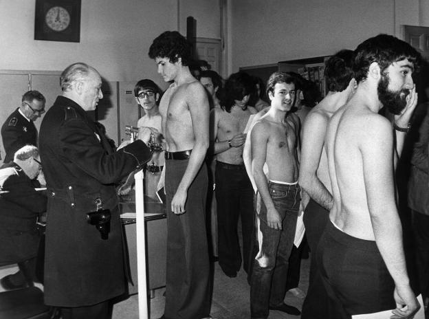 Mozos en 1975 tallándonse para hacer el servicio militar obligatorio. :: HOY/