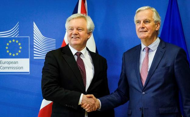El jefe negociador de la UE para el 'Brexit', Michel Barnier (d), saluda al ministro para la salida del Reino Unido de la UE, David Davis. /Efe