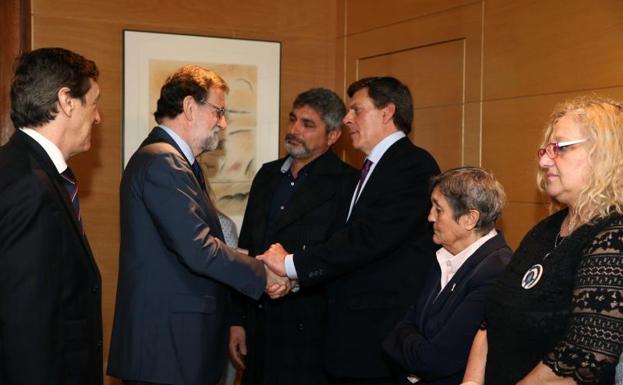 Reunión entre Rajoy y familiares de víctimas que solicitan el mantenimiento de la prisión permanente revisable./Fernando Calvo (Efe)