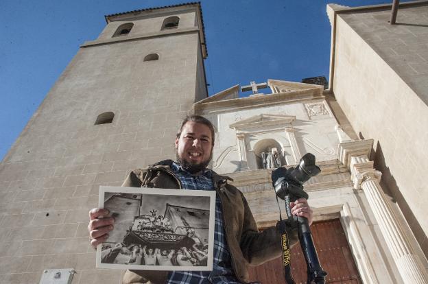 Arnelas con su imagen ganadora a las puertas de San Agustín. / PAKOPÍ