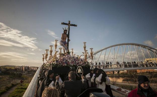 25 hermanos de carga se colocaron bajo las andas del Cristo.
