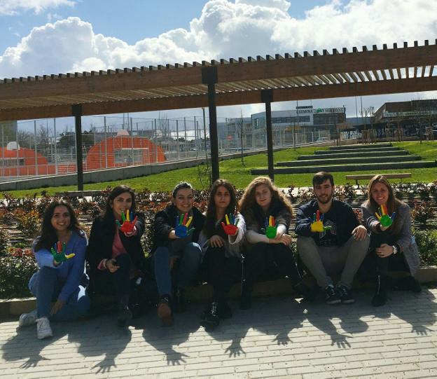 Los estudiantes, de izquierda a derecha, son Laura de Llanos, María Durán, Carmen Cañamero, Ana Sánchez, Rosabel Lobo, José María Sánchez y Marta Sánchez. :: hoy/