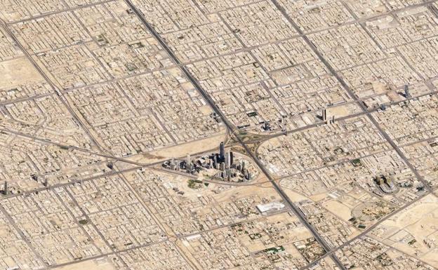 Los rascacielos emergen entre una masa de viviendas de baja altura en el 'downtown' de Riad. 