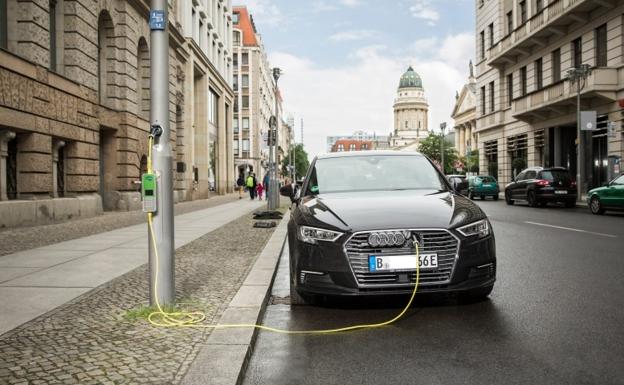 Un vehículo eléctrico conectado a una farola./RC