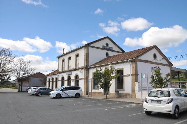 Edificio de la estación, delante de la que irá la gran plaza, y nave anexa que se reformará. :: david palma/