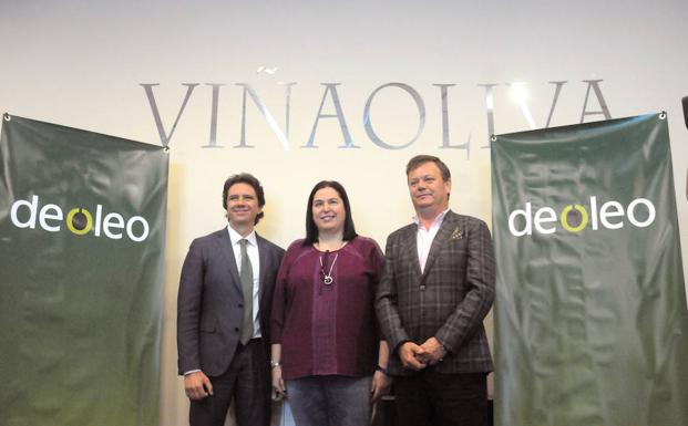 Tosato (consejero delegado de Deoleo), Bernal y Gordillo (presidente de Viñaoliva), este viernes. :: BRÍGIDO/