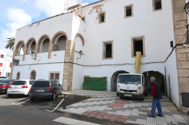 Las obras que se están haciendo en el edificio son visibles desde el exterior. ::J.M. ROMERO/