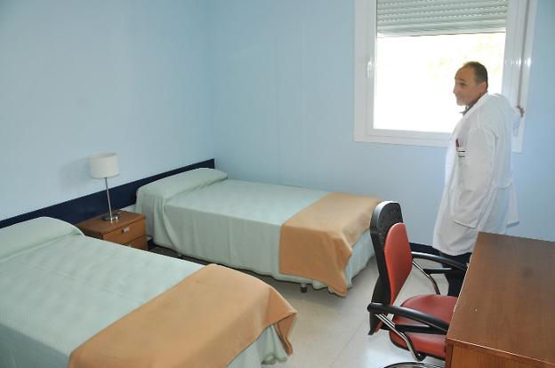 Fernando Portillo muestra de las de las habitaciones doble de la residencia. :: d. Palma/