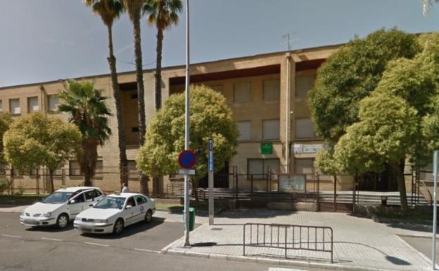 El IES de Badajoz es uno de los centros extremeños que imparten Bachillerato nocturno:: HOY/