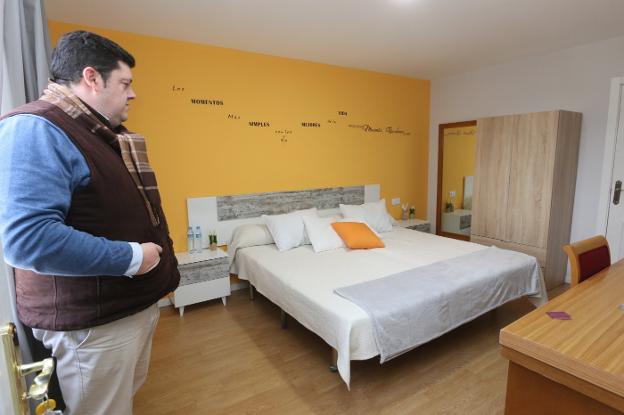 Una habitación del Hostal Imperial, donde se alojan las familias de pacientes del hospital. :: j. m. romero/