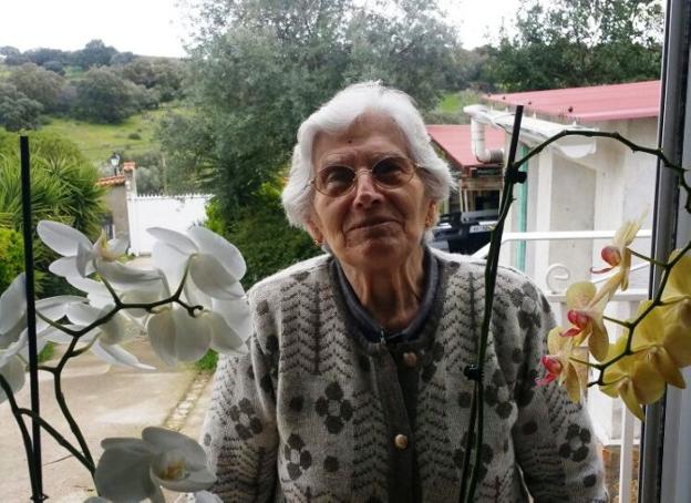 Ángela, de 83 años, ha escrito la carta «con todo respeto». :: HOY/