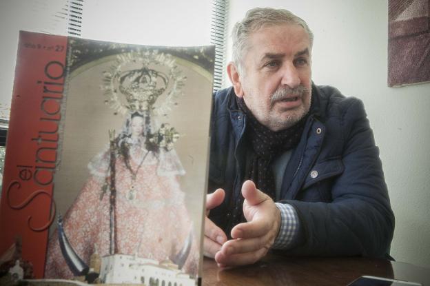Juan Carlos Fernández Rincón, con la revista que edita la cofradía en primer plano. :: jorge rey/