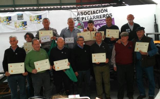 Pitarreros ganadores con el alcalde y la directiva. :: J.J.T./