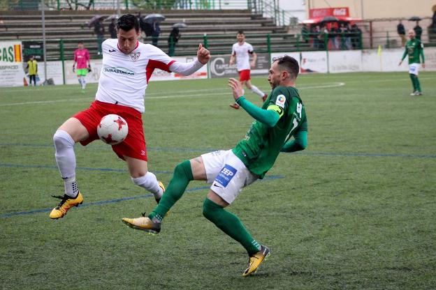 El visitante Antonio se anticipa al local Yoni. :: M. C./