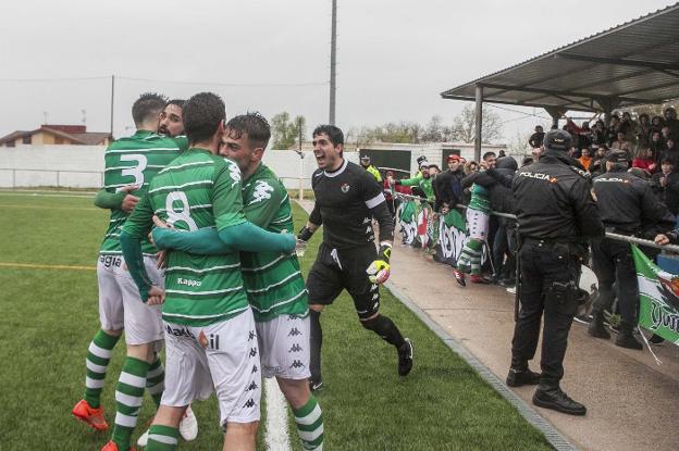 Los jugadores del Cacereño celebran el triunfo en el feudo del Diocesano. :: JORGE REY/