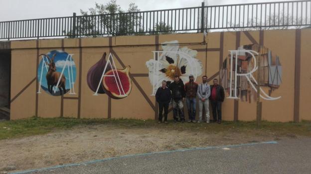Alcalde y teniente de alcalde con los artistas, junto al mural. :: J.J.T./