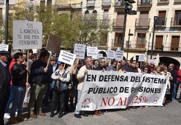 Concentración de pensionistas ayer en la Plaza Mayor. :: d. palma/
