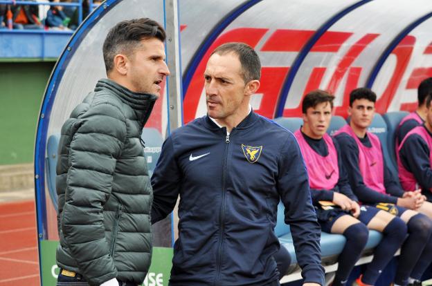 Iván Ania, junto a Pedro Munitis, técnico del UCAM. :: e. d./