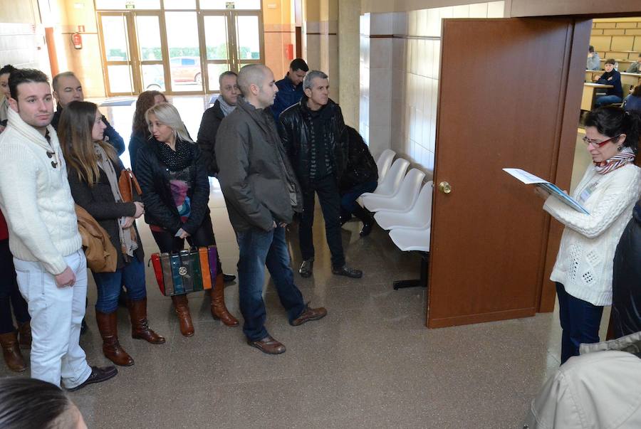 Aspirantes esperan para entrar en el aula a hacer un examen de oposición del SES. :: /HOY