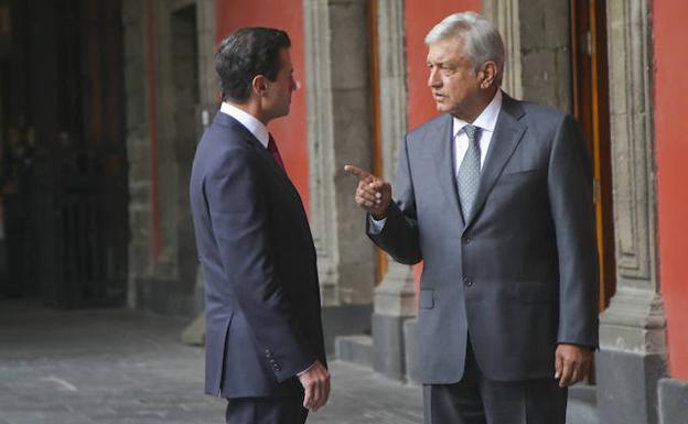 Andrés Manuel López Obrador (d), acompañado del presidente de México, Enrique Peña Nieto. /Efe