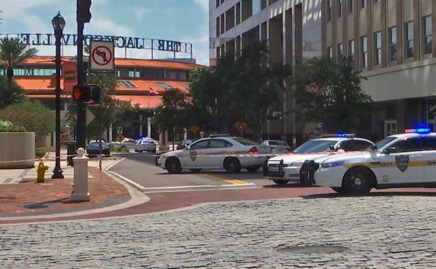 Varias patrullas aparcadas en el lugar del incidente. /AFP