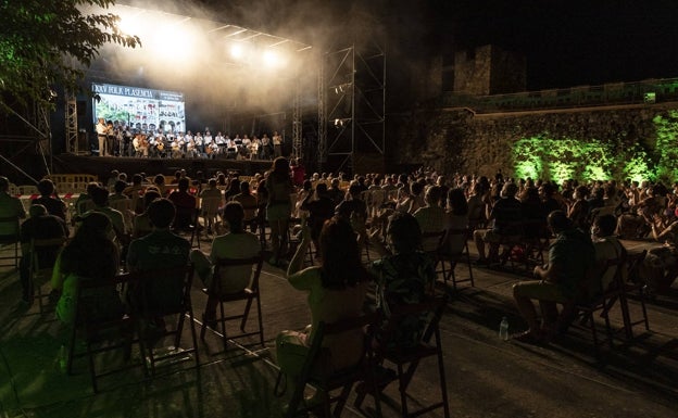 El público siguió sentado los conciertos. Había 400 sillas.