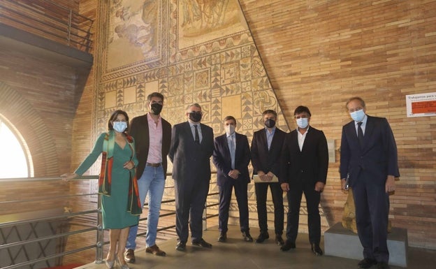 Participantes en el encuentro profesional de esta mañana en Mérida del proyecto de destino turístico inteligente.