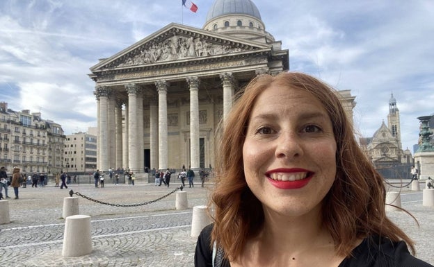 Elena García, con el Panteón de París de fondo.