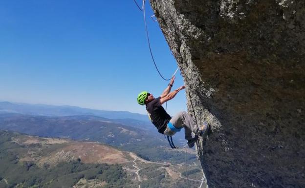 Un escalador en una de las paredes rocosas.