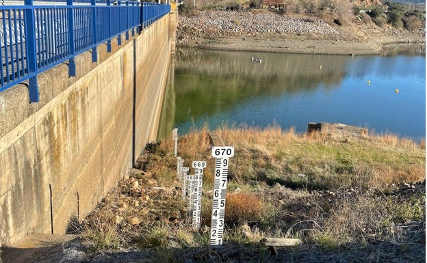 La presa de Tentudía se encuentra a varios metros para presentar un aspecto medio razonable.