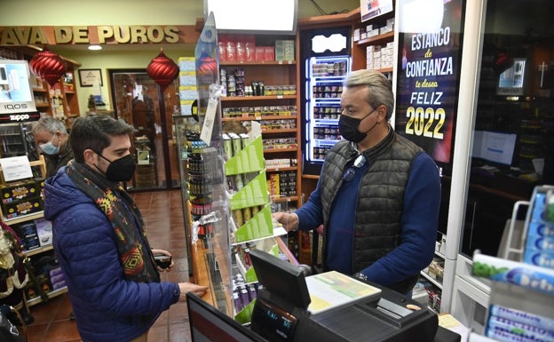 Alejandro Fernández envía a un cliente desde su estanco en la calle de Badajo de Vasco Núñez.