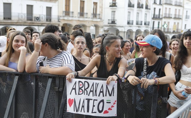 Fans de Abraham Mateo a la espera de este músico.