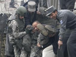 Uno de los soldados norteamericanos herdido por la explosión. / AP/