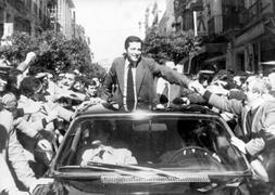 Una multitud de ciudadanos saludan al entonces presidente del Gobierno, Adolfo Suárez. / Archivo/