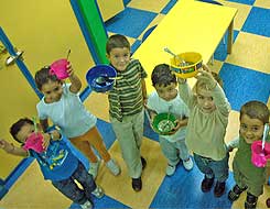 Pequeños usuarios del servicio de acogida del colegio público Nuestra Señora de la Montaña. El comedor abre las puertas a las 7,45. / JORGE REY/