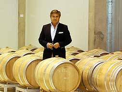 José Civantos rodeado de barricas de roble francés donde reposa el vino. Habla aguardando a que llegue el momento justo para ser embotellado.|HOY/