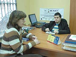 El abogado Alfonso Cortés, responsable de la asesoría, atiende a una mujer en la sede de Cermi en Mérida. / BRÍGIDO/
