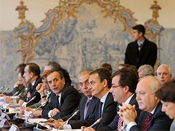 El presidente del Gobierno español, José Luis Rodríguez Zapatero, acompañado de la delegación española, durante la reunión plenaria d la XXIII Cumbre Hispano-Lusa, esta mañana en el monasterio de Tibaes de Braga. / EFE/