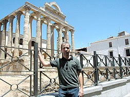 José María Sánchez, autor del proyecto, ante el Templo.|HOY/