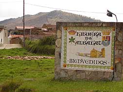 Cartel de bienvenida a la entrada del pueblo por la carretera de Romangordo. / C.M.C./