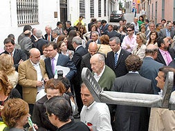 Vara y los diputados en la calle tras el simulacro de aviso de bomba en la Asamblea de Extremadura. |BRÍGIDO/
