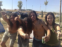 Seguidores de Iron Maiden acampados en Mérida desde esta mañana. / BRÍGIDO/