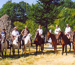 Algunso de los caballistas de la marcha ante el monumento al chozo, en el Tremendal./PALMA/