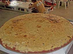 Imagen de una gran tortilla presentada al concurso que organiza anualmente la Hermandad de la Santa Cruz de Villanueva, en sus fiestas de mayo. / FRAN HORRILLO/