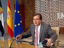 Vara ha comparecido esta mañana ante los medidos para informar sobre la dimisión presentada por la vicepresidenta Dolores Aguilar, una dimisión que ha sido rechazada. / BRÍGIDO/