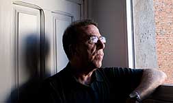 UNA MIRADA AL INTERIOR. Esta es la foto que Laura Covarsí hizo a Ángel Campos para la exposición 'Compañeros de viaje' con la que la Biblioteca Regional ha diculgado la obra de 25 autores extremeños de la última mitad del pasado siglo. El poeta asistió a la apertura de esta exposición en la que fue una de sus últimas apariciones públicas. / LAURA COVARSÍ/