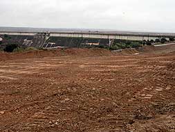 La imagen tomada ayer muestra los primeros trabajos junto al pantano del Guadiloba./ LORENZO CORDERO/