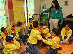 Un grupo de 'lobatos', con una monitora, en la sede. / A. SOLÉ/