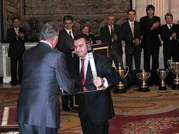 El consejero Carlos Javier Rodríguez recibe el premio de manos de Don Juan Carlos./ CEDIDA/